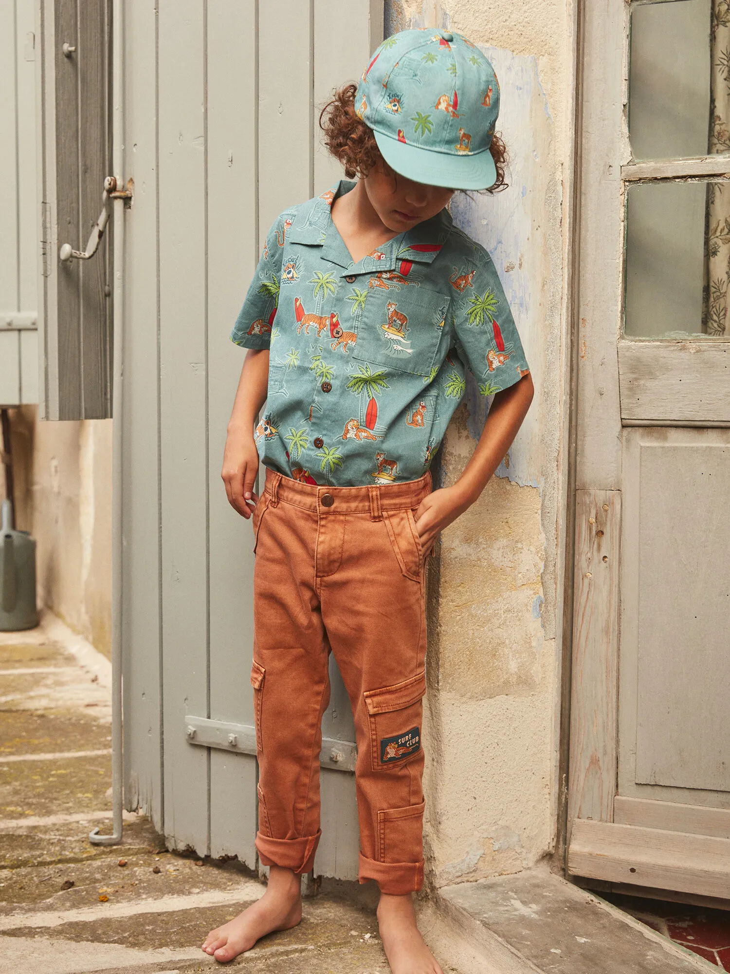 Casquette bleue avec imprimés