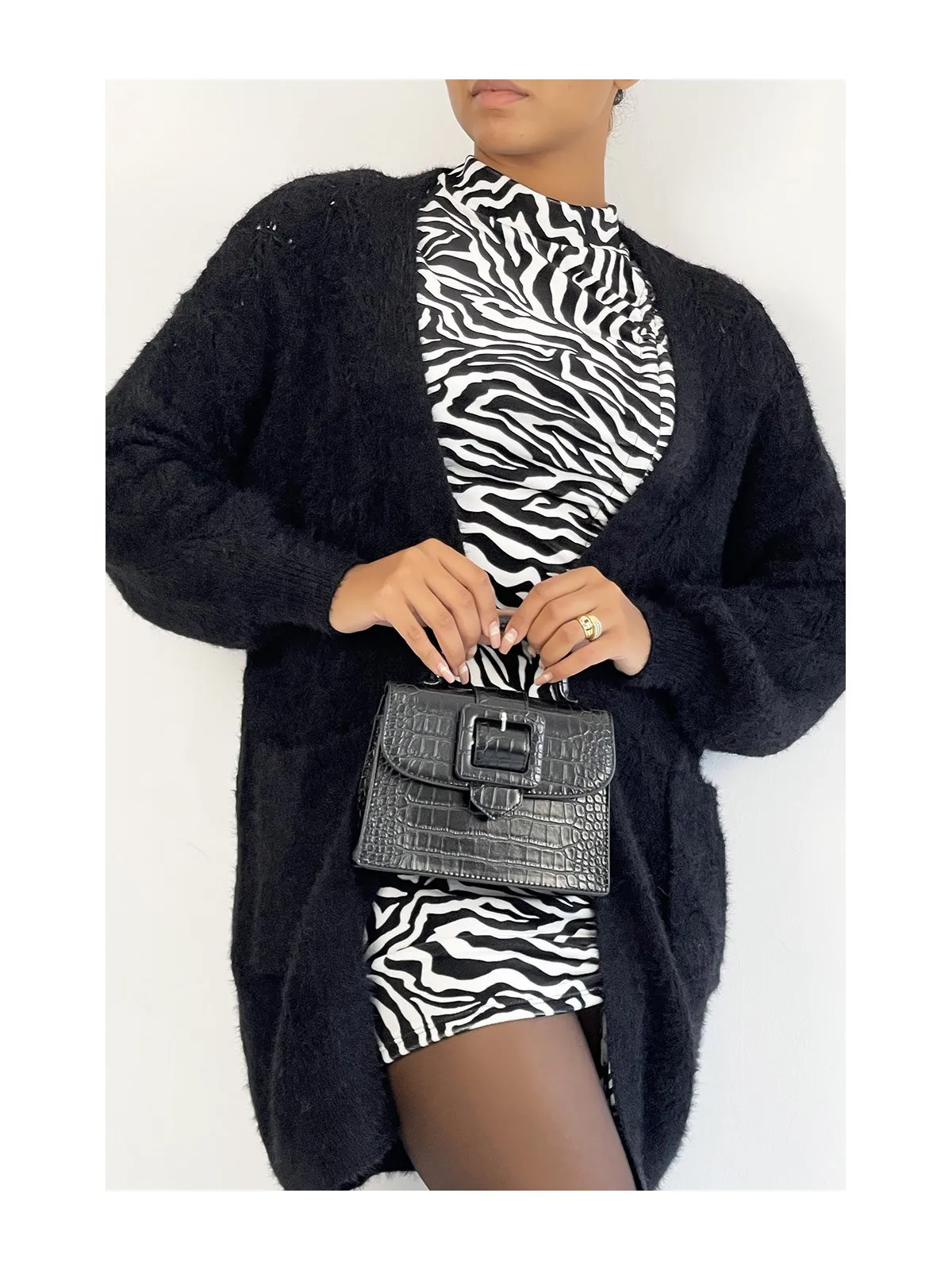 Long gilet duveteux noir avec poches et joli motif tressé