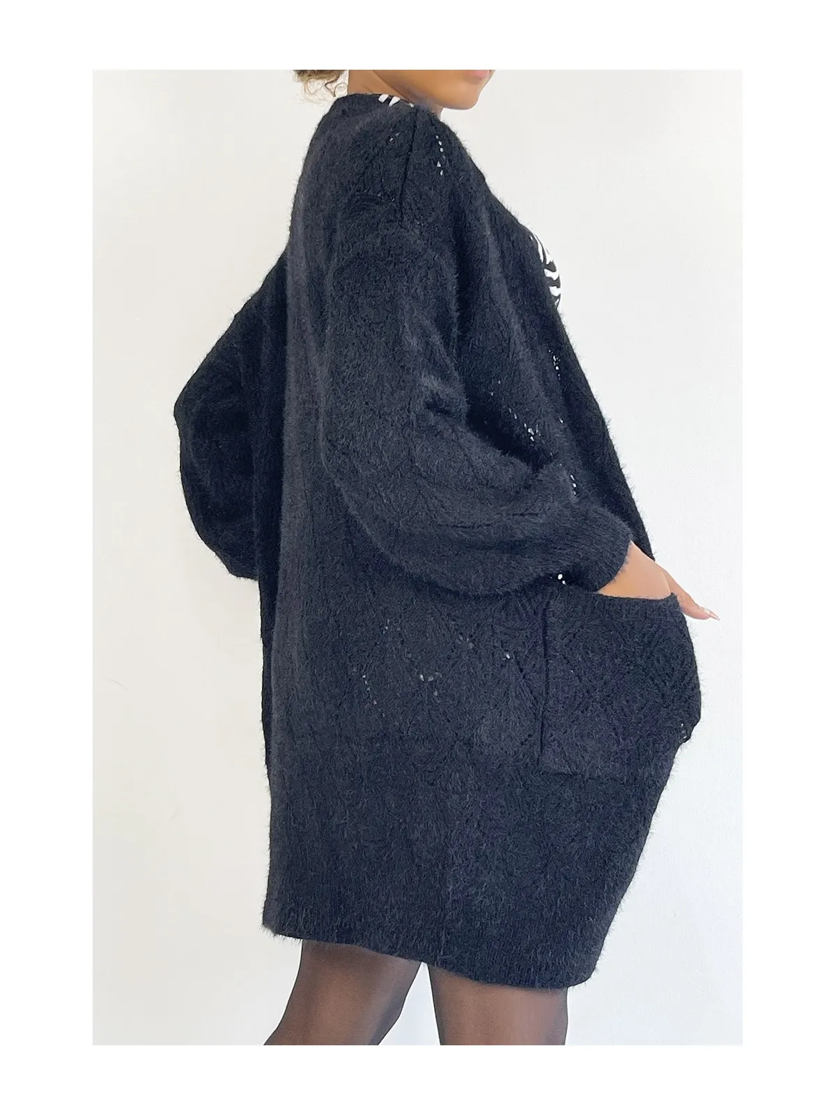 Long gilet duveteux noir avec poches et joli motif tressé