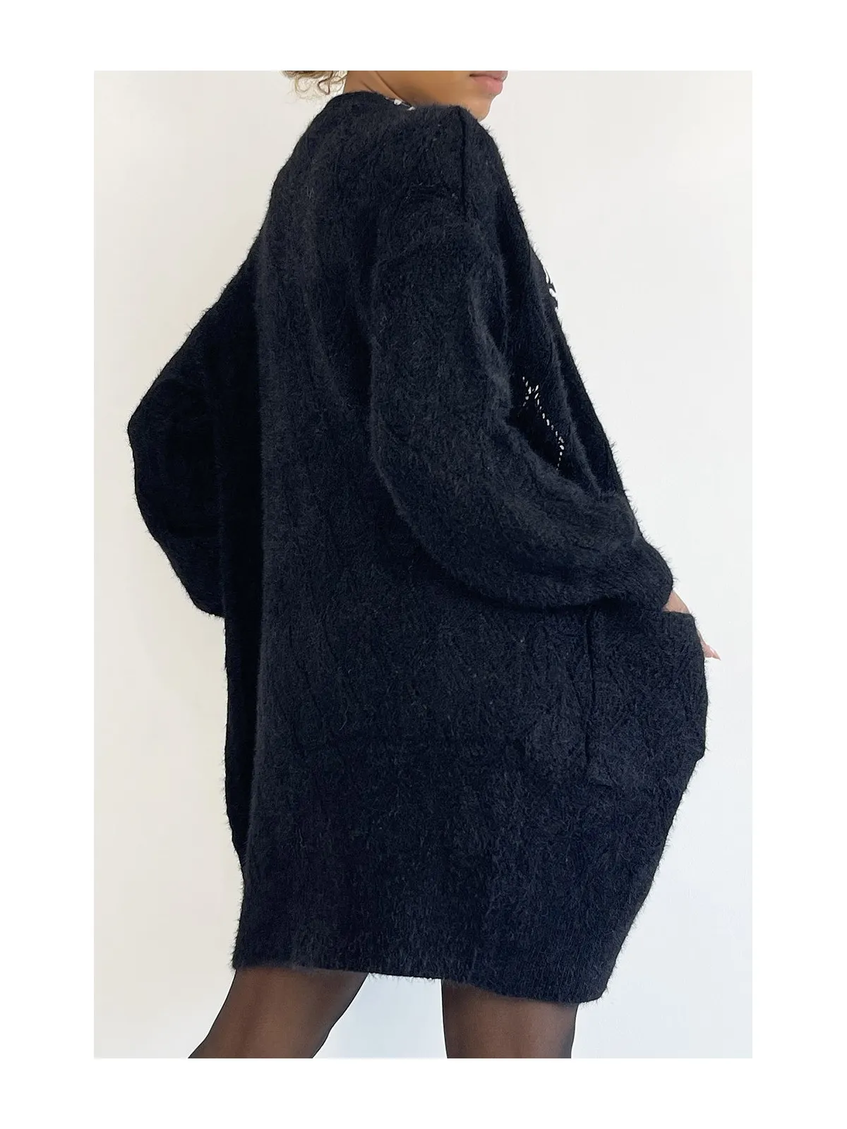 Long gilet duveteux noir avec poches et joli motif tressé