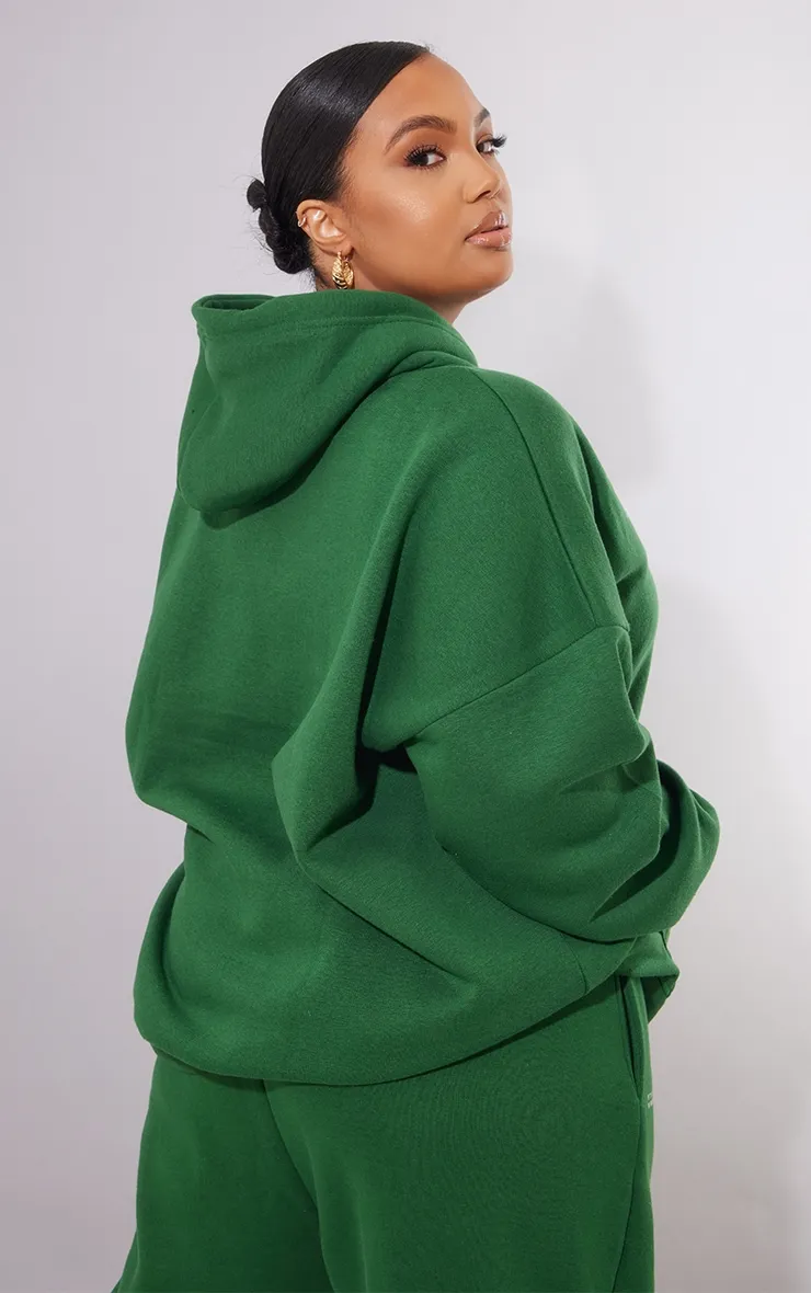 PRETTYLITTLETHING Plus Hoodie oversize vert forêt imprimé Established 2012