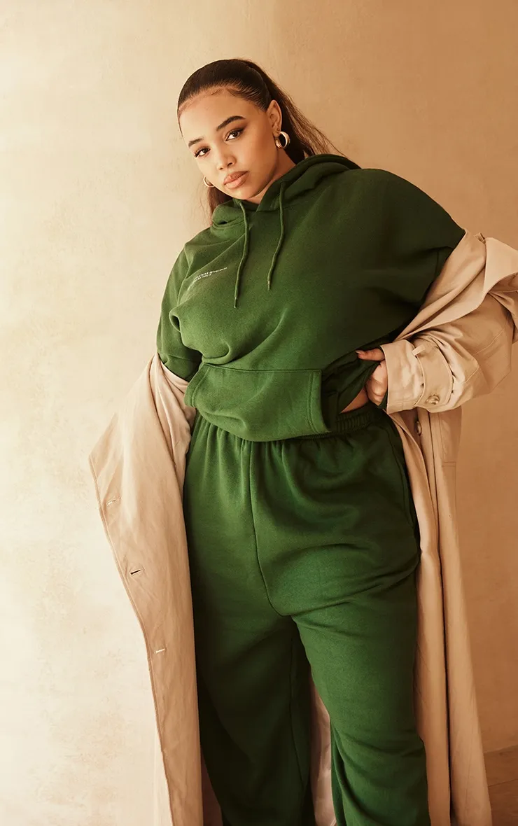 PRETTYLITTLETHING Plus Hoodie oversize vert forêt imprimé Established 2012