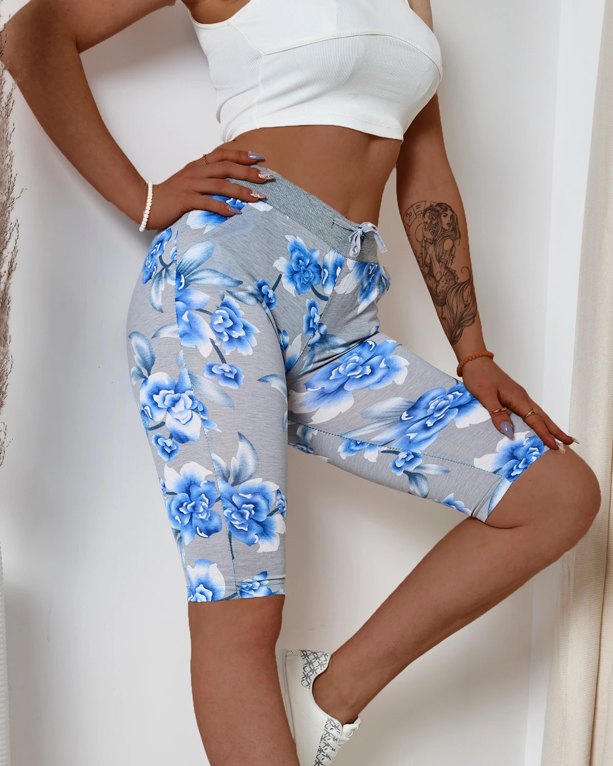 Short femme gris 3/4 avec fleurs bleues GRANDE TAILLE - Vêtements